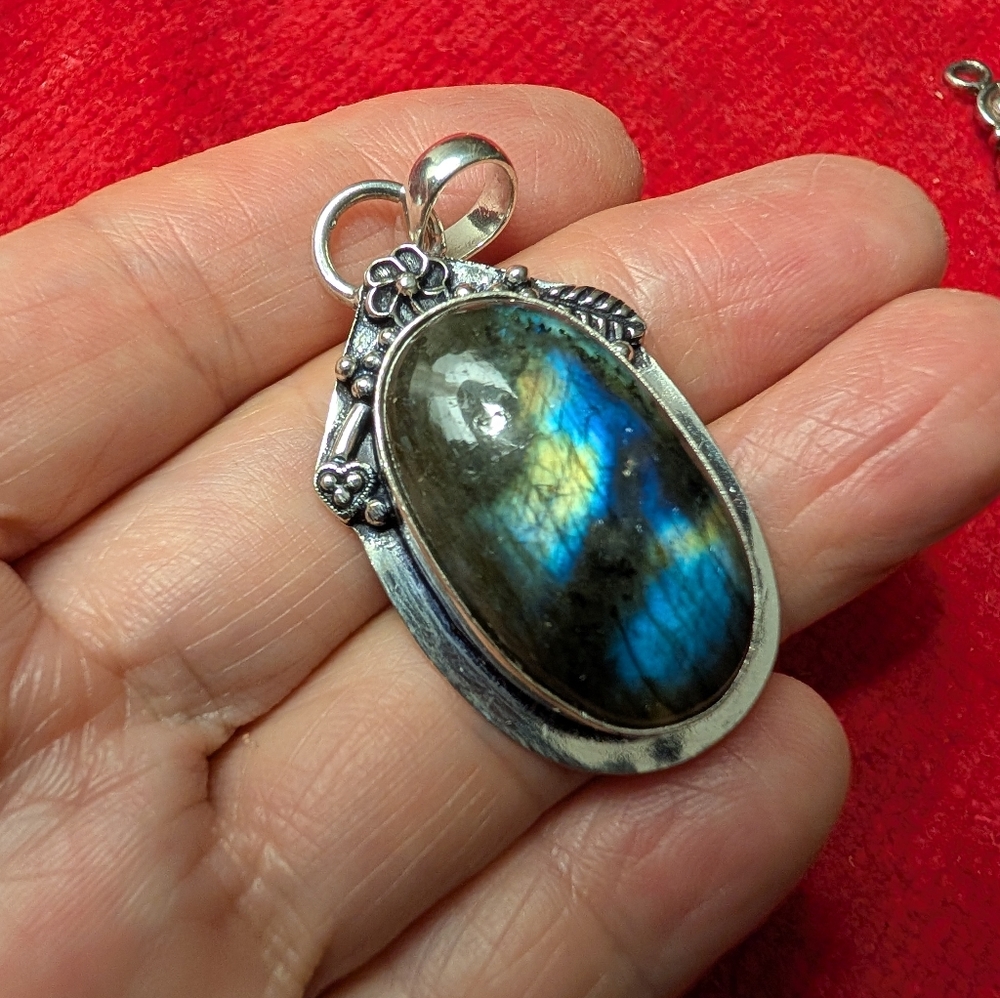 Vintage Silver Pendant with Natural Labradorite Gemstone